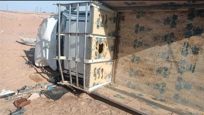 انقلاب سيارة نقل محملة بالضائع تعطل حركة المرور أعلى الطريق الأوسطى بأكتوبر 