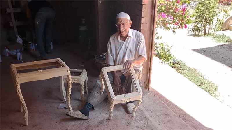 في أزقة دمياط القديمة.. عم مصطفى يروي قصة عشق لمهنة دهان الموبيليا