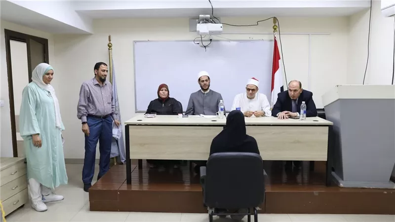 اجتماع اللجنة العلمية بمدرسة الإمام الطيب لحفظ القرآن لتقييم مستوى الطلاب