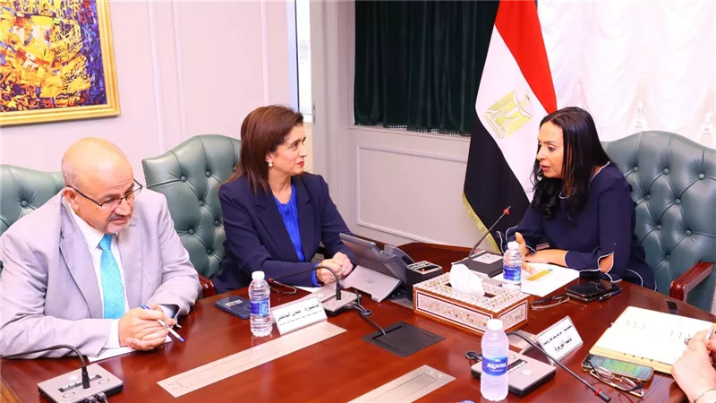 وزيرة التضامن تبحث مع 