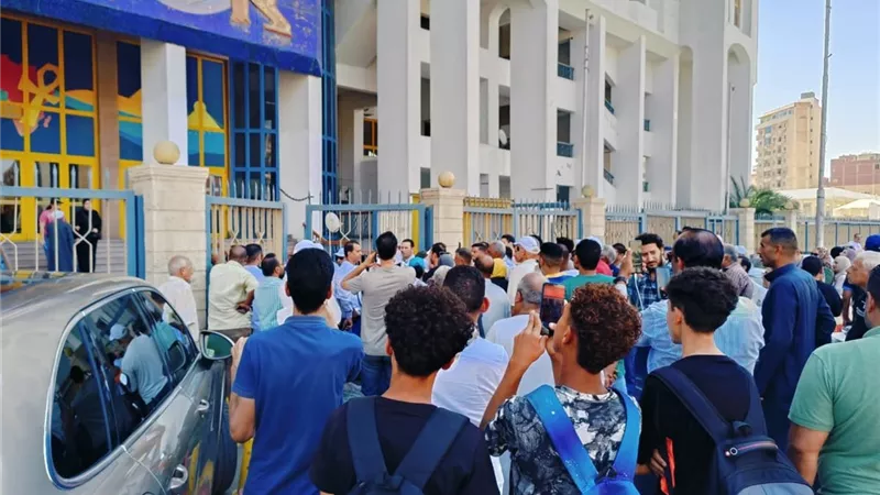 أعضاء الجمعية العمومية للإسماعيلي يتوافدون لسحب الثقة من مجلس الدراويش