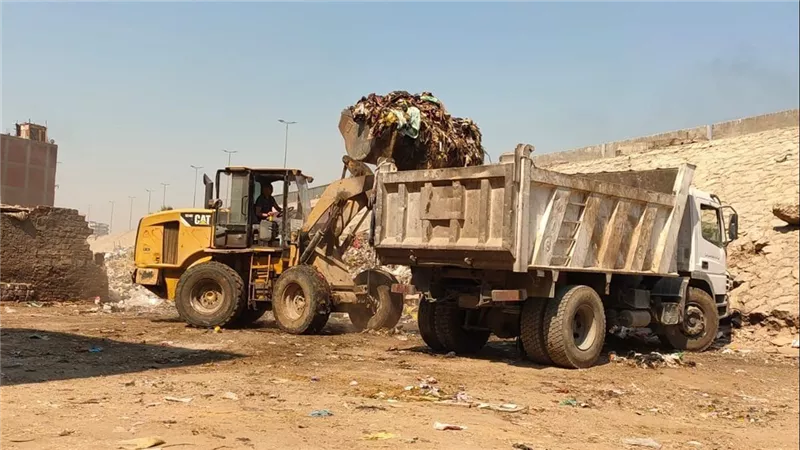 محافظة الجيزة ترفع 850 طن مخلفات من انفاق الريس والمكرونة ببولاق الدكرور 