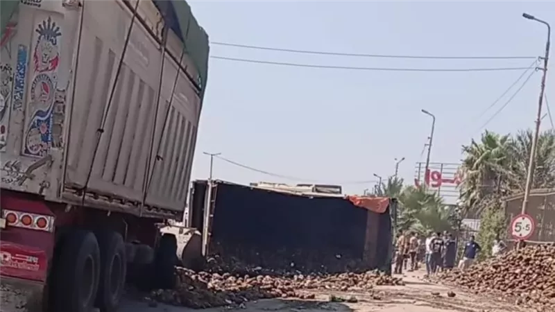 دون إصابات.. انقلاب سيارة نقل تريلا بالطريق الزراعي في القليوبية
