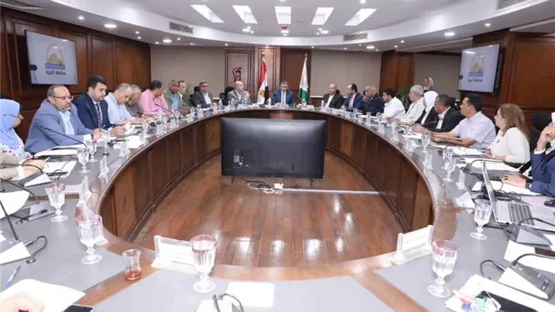 الجيزة تبحث معوقات الاستثمار الصناعي وتضع حلولًا فورية لتعزيز الإنتاج