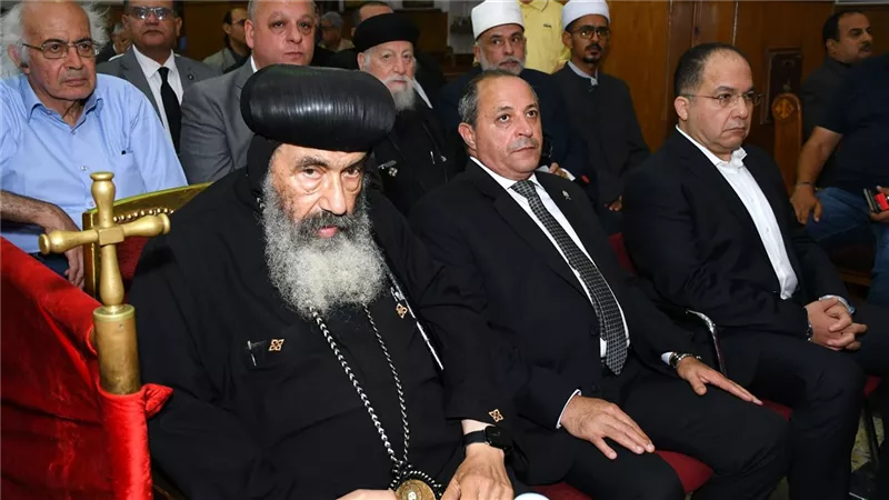 محافظ بورسعيد يقدم واجب العزاء في وفاة القمص بطرس الجبلاوي