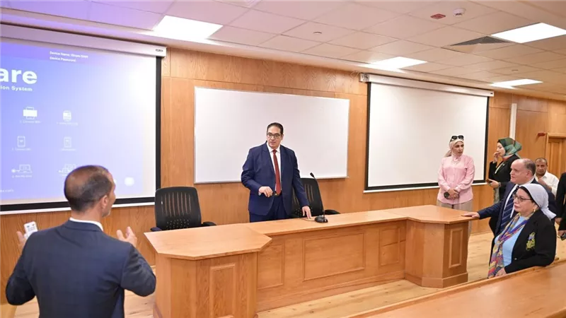 رئيس جامعة القاهرة يتفقد مقر الأهلية ويوجه بسرعة استكمال التجهيزات 