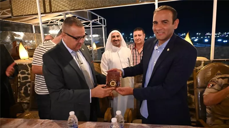 محافظ جنوب سيناء يلتقي عددا من مشايخ وعواقل وشباب البدو بطور سيناء
