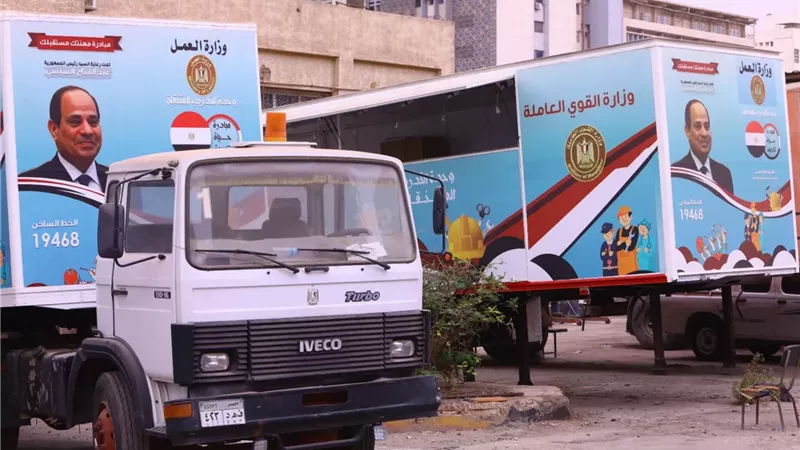 «مهنتك مستقبلك»عربة متنقلة تمنح فتيات أبوتيج فرصة التأهيل المهني في الخياطة
