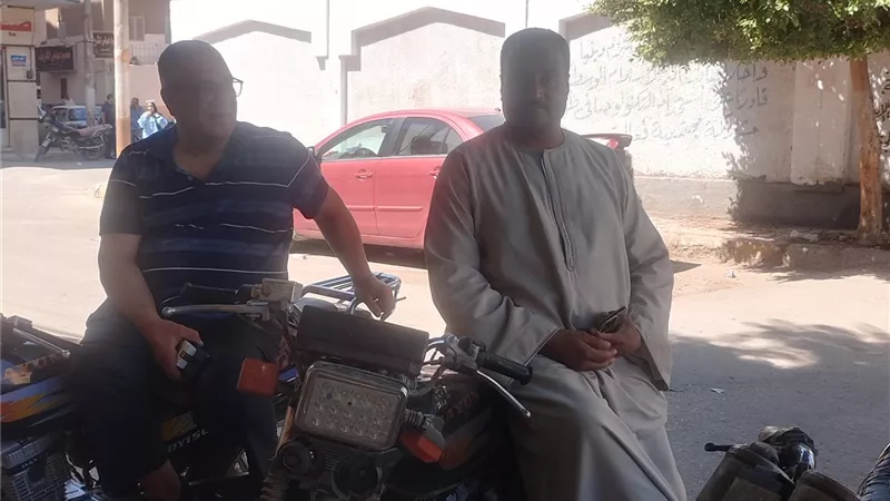  أولياء أمور طلاب الثانوية العامة بقنا ينتظرون أبنائهم علي الرصيف|صور