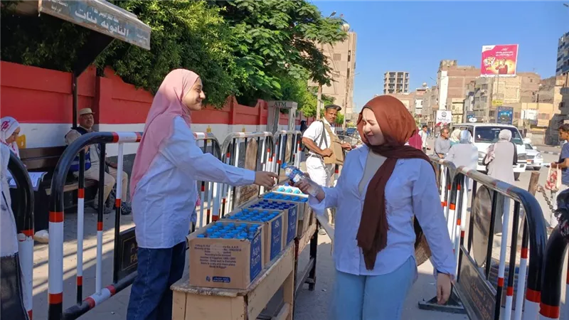 شيكولاتة وأقلام وورد.. ختام امتحانات الثانوية العامة بالفيوم
