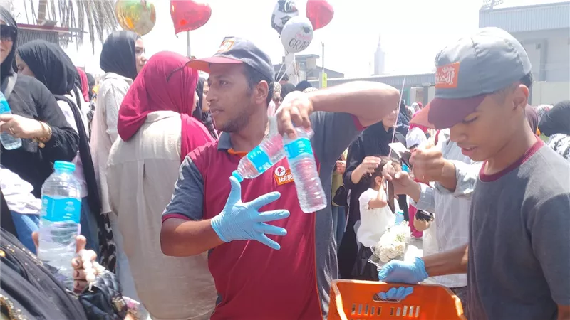 أغانٍ شعبية وزغاريد وورود وتوزيع زجاجات مياه..القليوبية تحتفل بنهاية الثانوية 