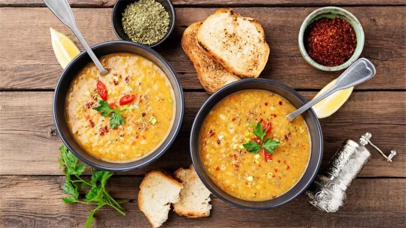 طريقة عمل شوربة العدس على الطريقة المصرية: وصفة مغذية وسهلة التحضير