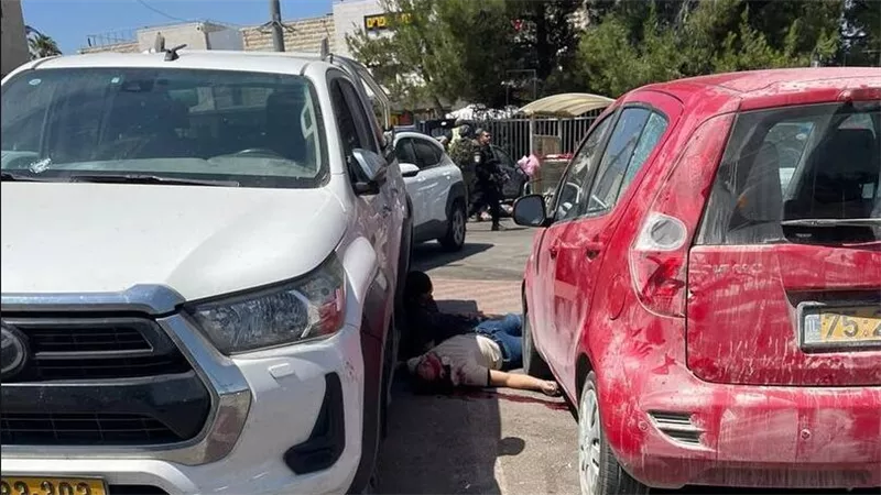 استنفار أمني.. مقتل إسرائيلي وإصابة آخرين في حادث طعن جنوبي الضفة الغربية
