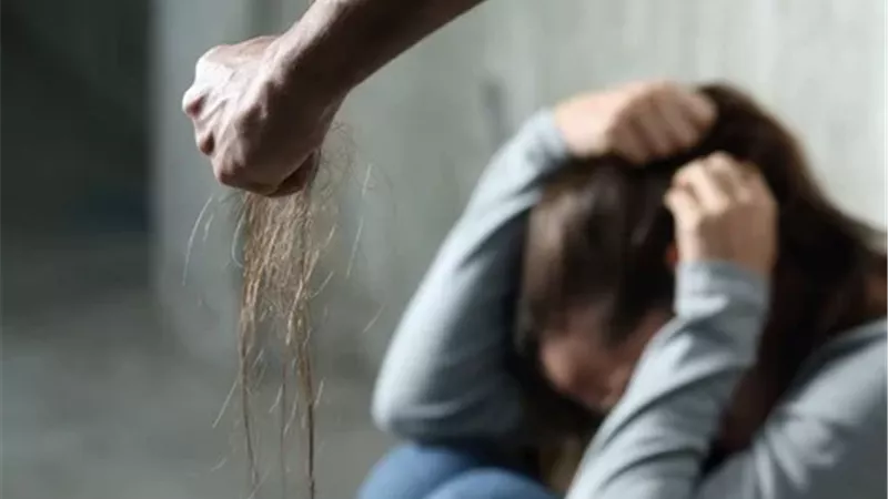 طالبة وأم لطفلة.. آية تروي رحلة البحث عن العدالة في قضية أسرية|تفاصيل 