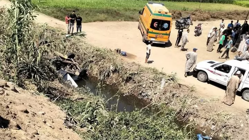 وفاة سيدة وإصابة 5 في انقلاب ميكروباص بترعة الأخماس بالمنوفية