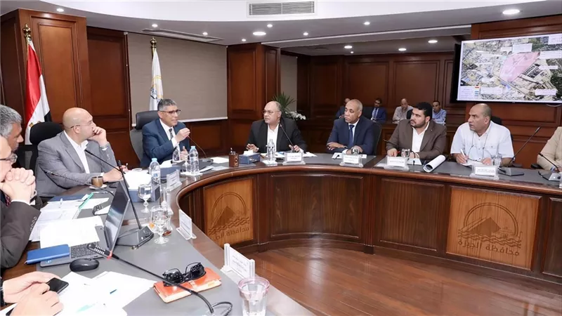 محافظ الجيزة يتابع موقف مشروعات مياه الشرب والصرف الصحي 