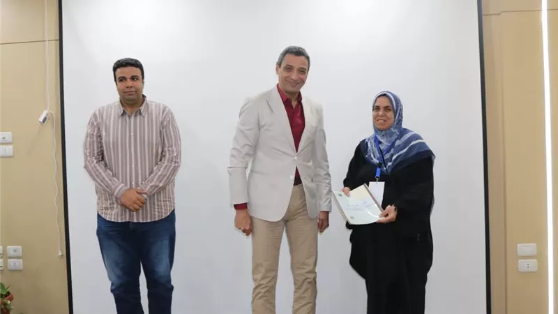 محافظ السويس يسلم عقود التمليك لمستحقيها من المتقدمين للتقنين