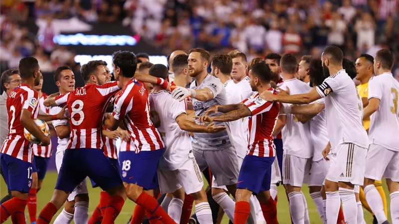 ديربي مدريد ..مواجهة الملوك و العمال.. حين يتحول المستطيل الأخضر إلى ميدان حرب