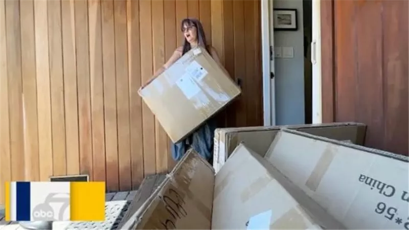 مئات الطرود تصل إلى منزلها منذ عام .. أمريكية تدفع ثمن غلطة بائع صيني