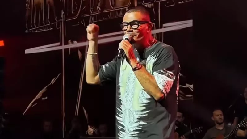 فوجئ بطفل يحتضنه .. عمرو دياب يُشعل الأجواء في حفله بالسعودية 