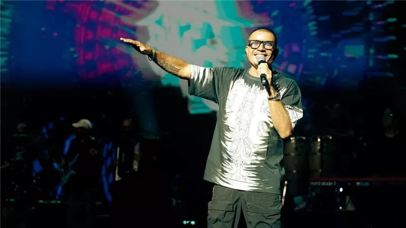 عمرو دياب يحيي حفلا كبيرا في جدة.. ويفاجئ الجمهور بأغاني ألبوم ابتدينا