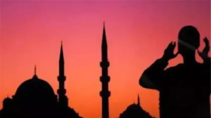 هل يجوز  الأذان من خارج المسجد مع وجود مكبرات الصوت داخل المسجد؟