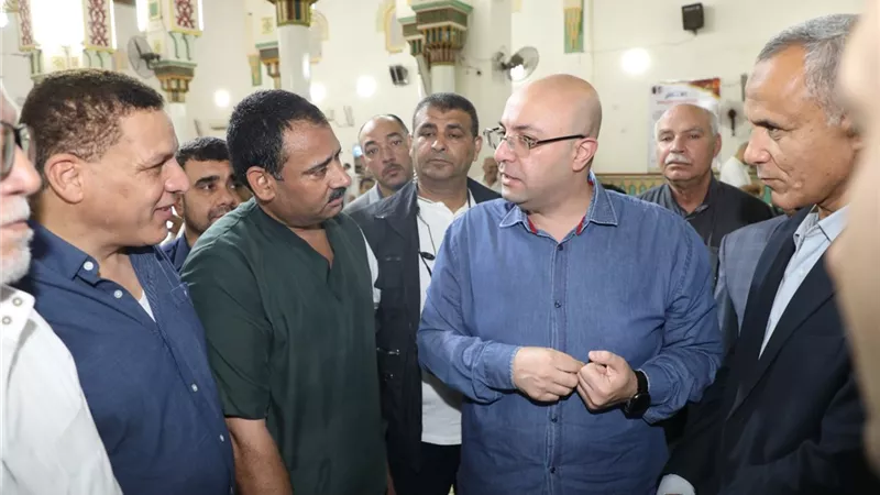 عقب صلاة الجمعة: محافظ بني سويف يلتقي المواطنين ويستمع لمطالبهم ويوجه بدراستها