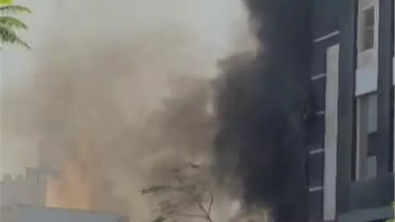 اندلاع حريق هائل في مول تجاري بمدينة الشيخ زايد.. والدفع بـ 5 سيارت إطفاء 