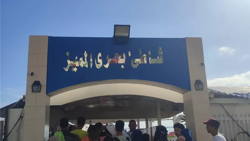إقبال كثيف علي شواطئ الإسكندرية.. وبحري وميامي كاملة العدد