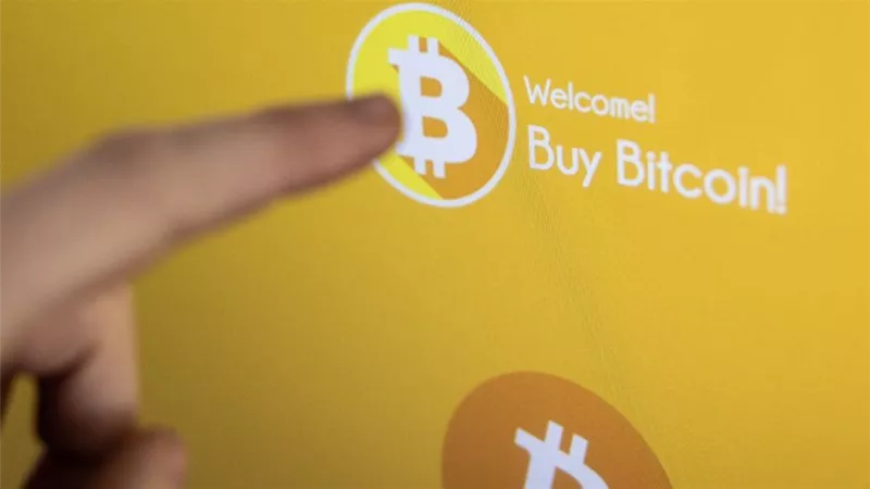 البيتكوين تسجل أعلى مستوياتها تاريخيا.. وخبير اقتصادي يوضح أسباب الصعود