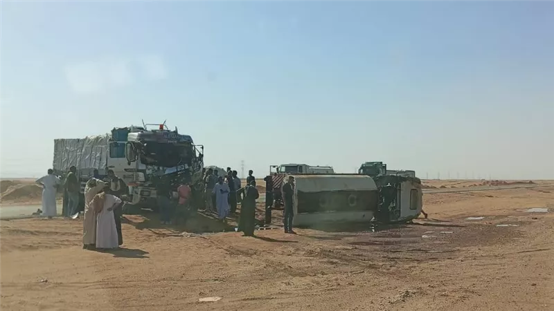 إصابة 3 أشخاص إثر تصادم سيارتين بالطريق الصحراوي في أسوان 