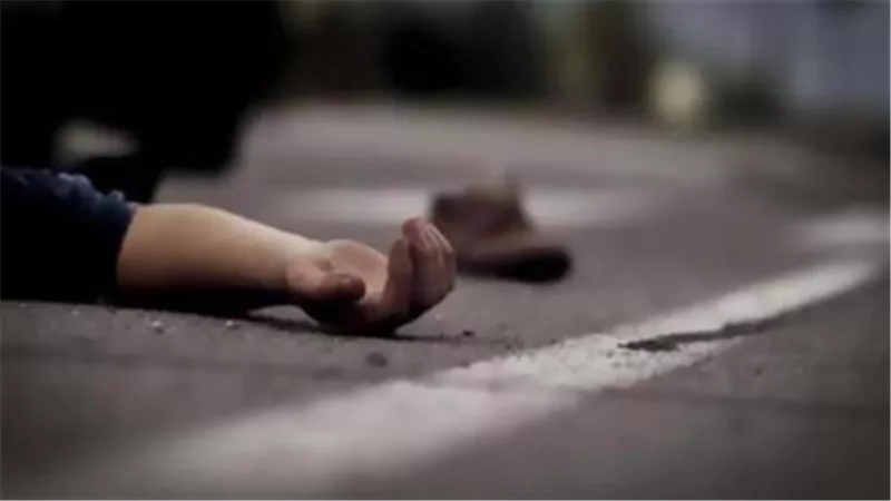 مصرع طفل اصطدمت به سيارة أجرة حال عبوره الطريق بسوهاج