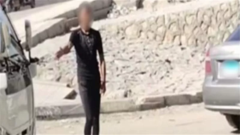 فيديو مسيء يسقط متسولًا يتحرش بالمارة في شوارع الإسكندرية