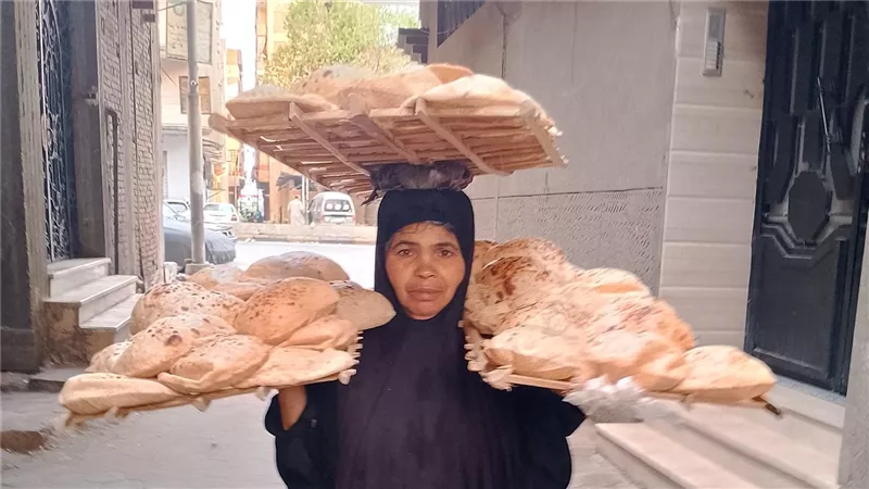 سيدة الخبز ببنها.. سلمى: بقضي طلبات الناس مشي على رجلي ومش عايزة غير الستر