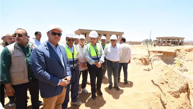 وزير الإسكان يتفقد محاور الطرق ومحطة تنقية مياه الشرب الجديدة بمدينة السادات