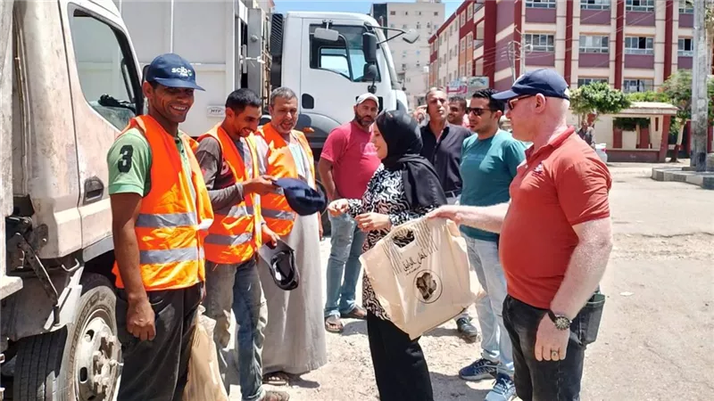 بدءً من الغد.. محافظ الجيزة يوقف العمل الميداني لعمال النظافة وقت الذروة 