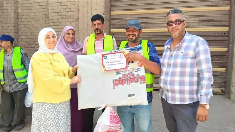 دمياط تُكرّم أبطال النظافة.. توزيع وجبات ومستلزمات دعمًا للخطوط الأمامية