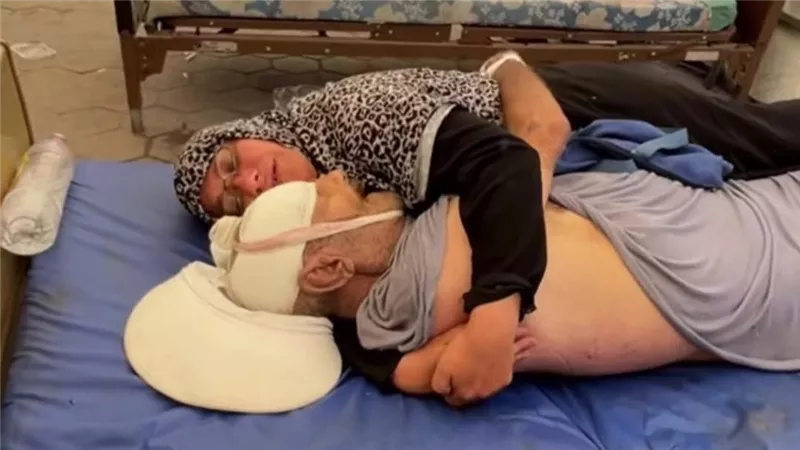 الحضن الأخير للوطن امرأة فلسطينية تحتضن زوجها الشهيد ساعة كاملة تحت القصف
