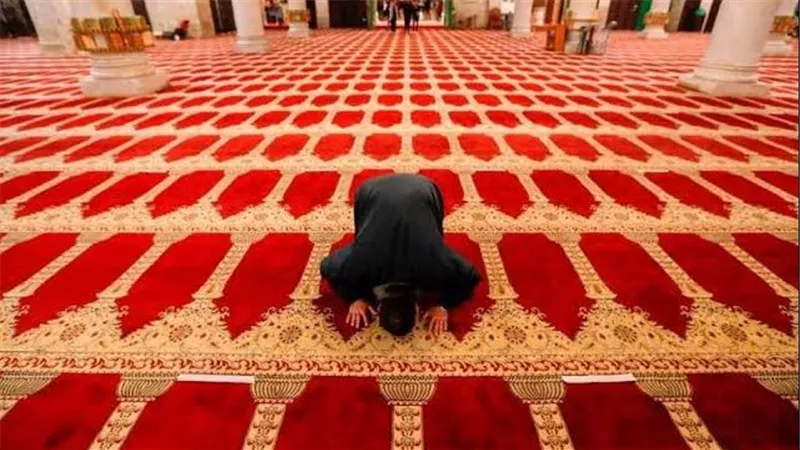 ما هو المسنون عند دخول المسجد؟ هل يبتدئ بتحية المسجد أم يسلم على الحاضرين؟