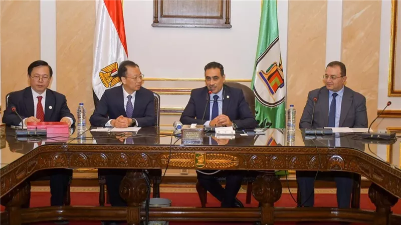 مباحثات لتعزيز التعاون الأكاديمي والبحثي بين جامعتي القاهرة وجنوب الصين