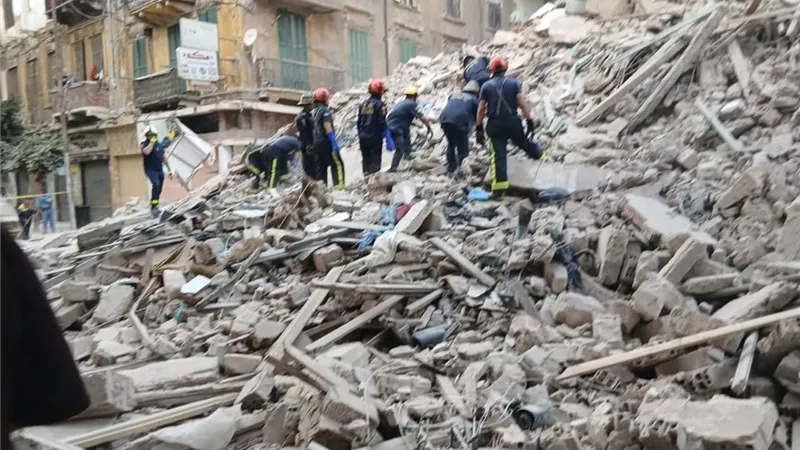 عاجل.. مصرع شخص وإصابة 5 آخرين في انهيار عقار مكون من 4 طوابق بالإسكندرية