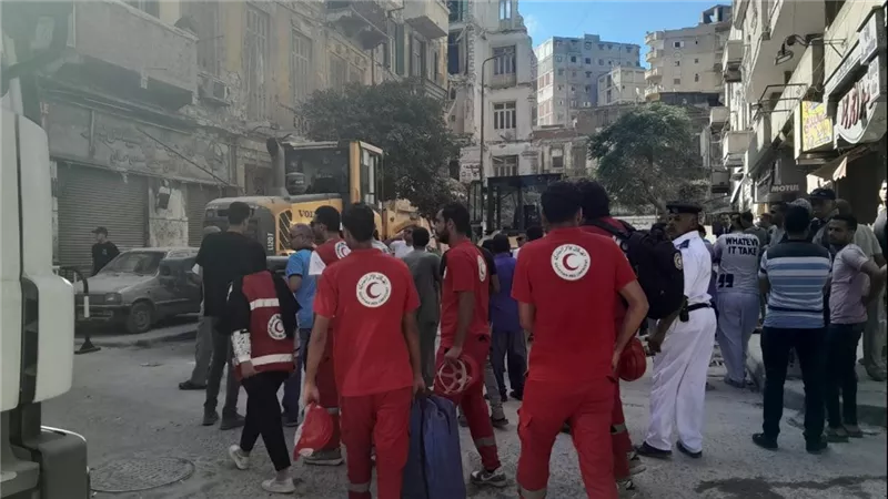 الهلال الأحمر: توجه فرق الاستجابة لموقع انهيار عقار العطارين بالإسكندرية