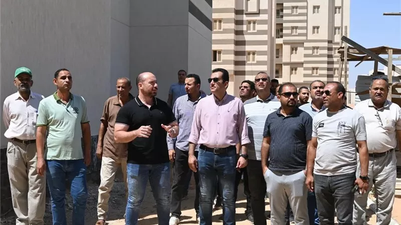 وزير الإسكان يتابع تنفيذ الآلاف من وحدات 