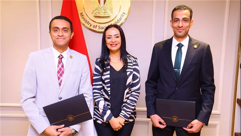 وزيرة التضامن تكرم الإدارة العامة للاتصال السياسي والشؤون البرلمانية