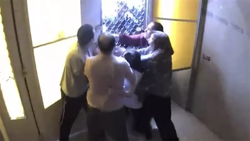 مأجرين مننا شقة.. سيدة بالدقهلية تستغيث: ضربوني أنا وبناتي وعاوزين حقنا