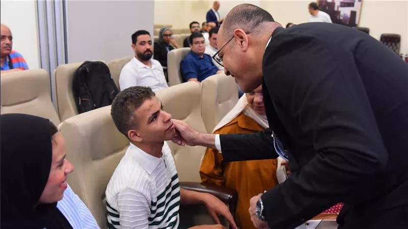 وزير العمل يُسلم عقود جديدة لذوي همم بالقاهرة لدمجهم في سوق العمل
