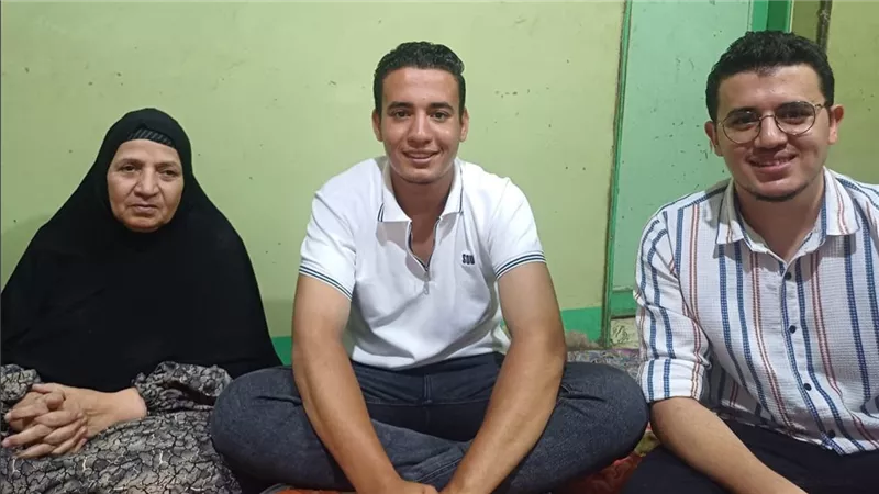 الناجح يرفع إيده.. أنس ابن الشرقية الأول على الدبلومات الفنية: حلمي اتحقق