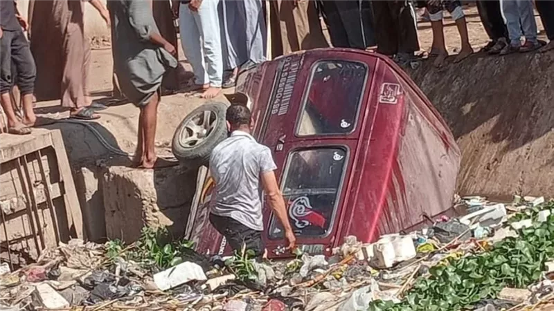 نجاة سائق سيارة سوزوكي بعد سقوطها بترعة في المنوفية
