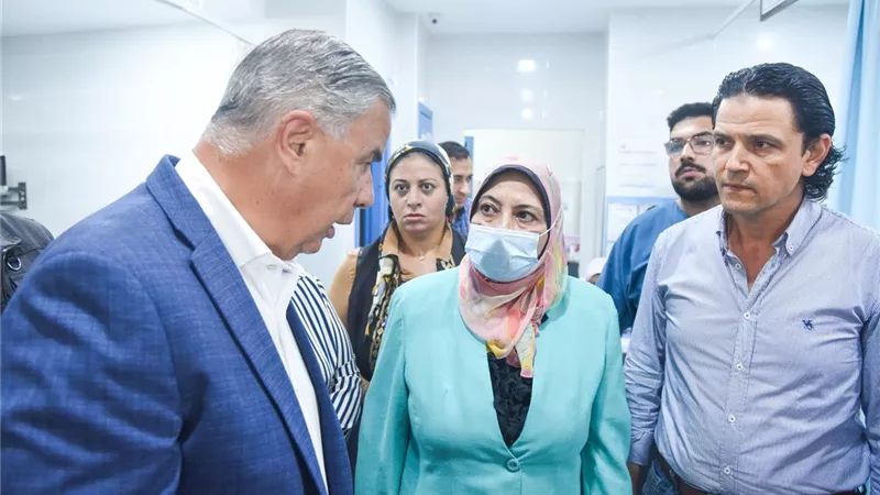 محافظ الإسكندرية يزور مصابي حادث انهيار عقار العطارين بمستشفى جمال حمادة 