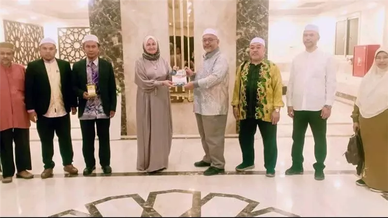 مستشارة شيخ الأزهر لشؤون الوافدين تستقبل وفدًا من معهد دار القرآن الماليزي 